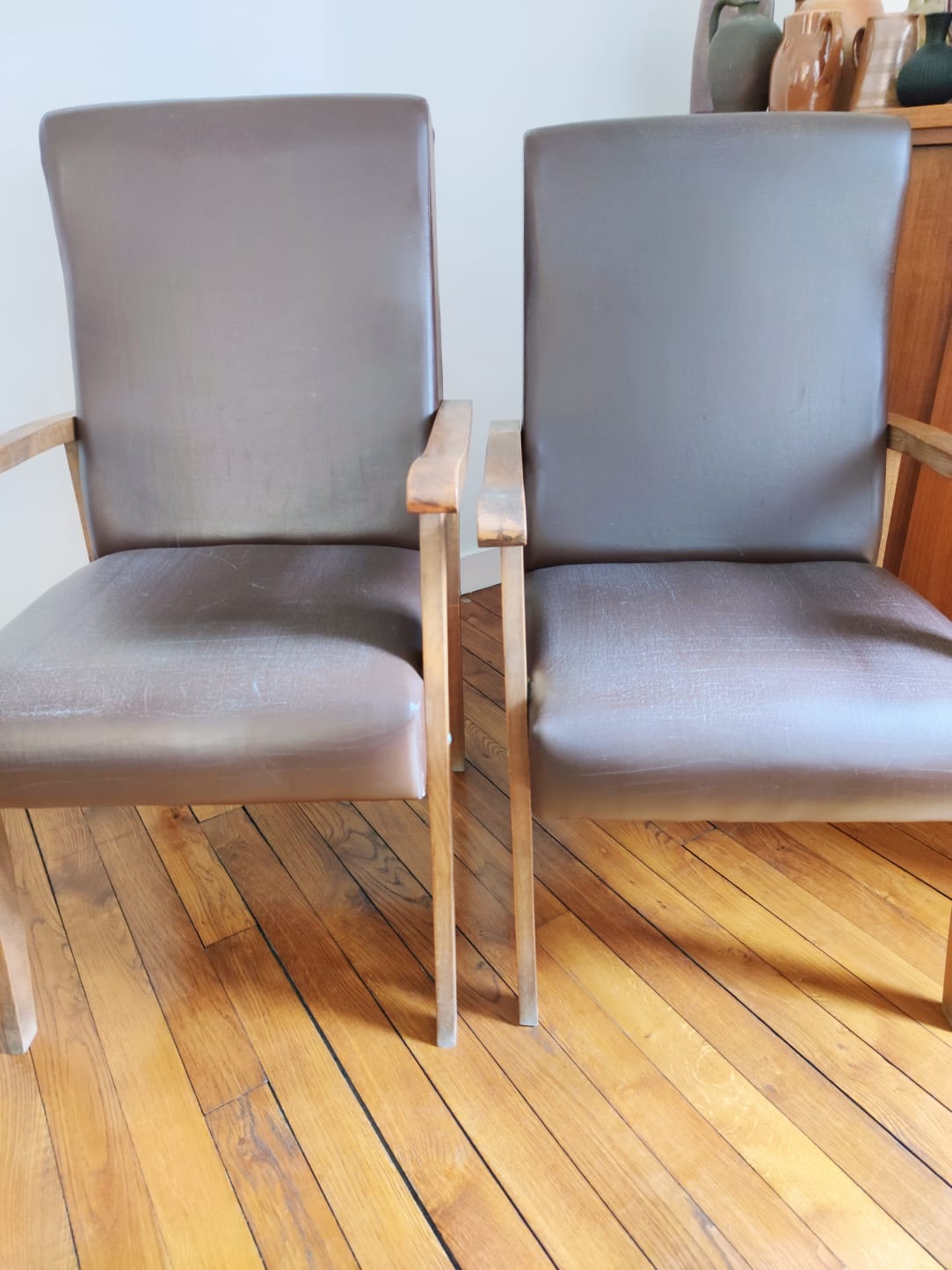 Paire de fauteuils moleskine marron