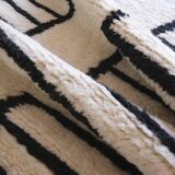 Contemporary Black and White Rug - 291 x 214 cm
