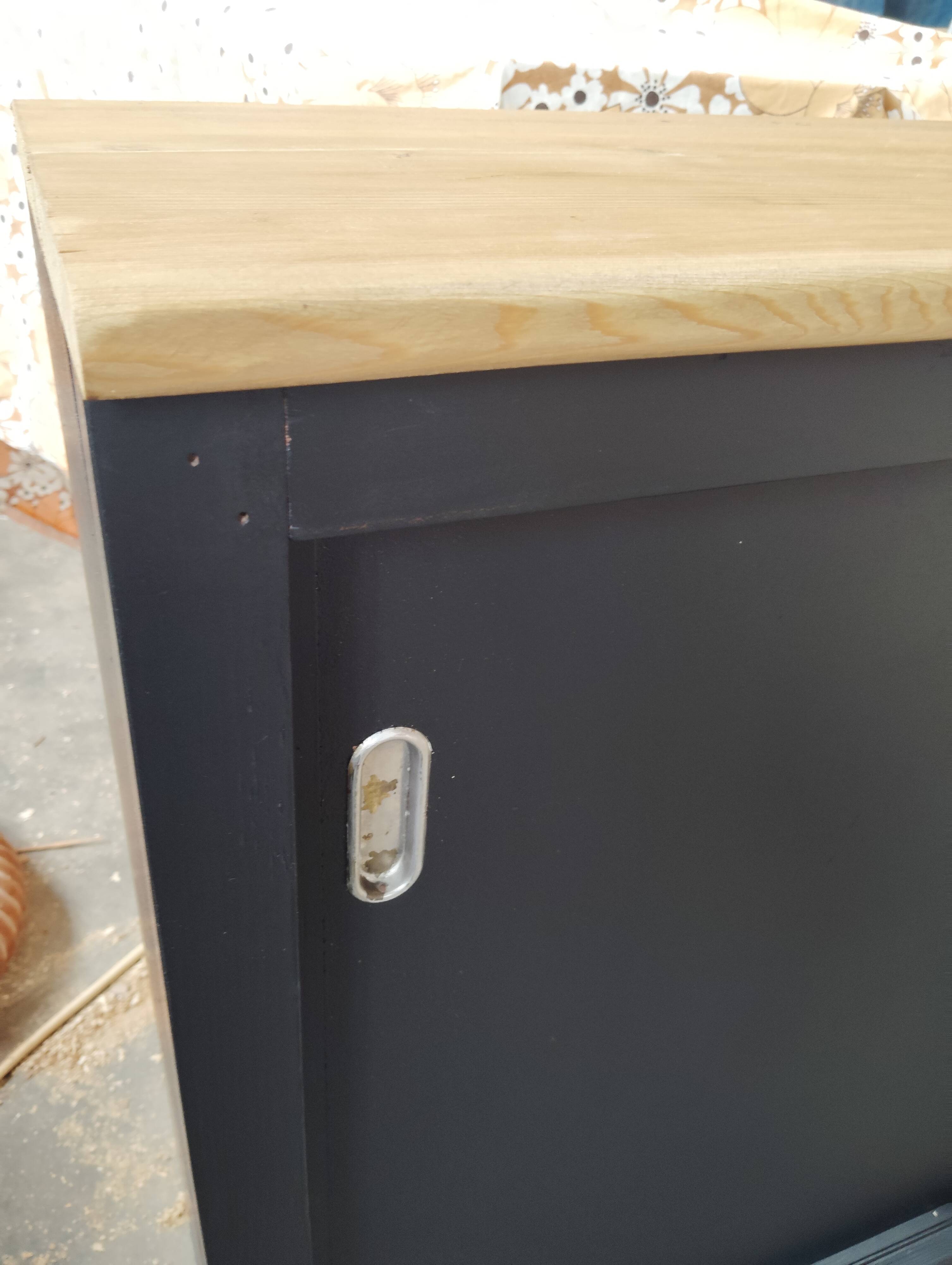Sliding workbench with shallow depth
