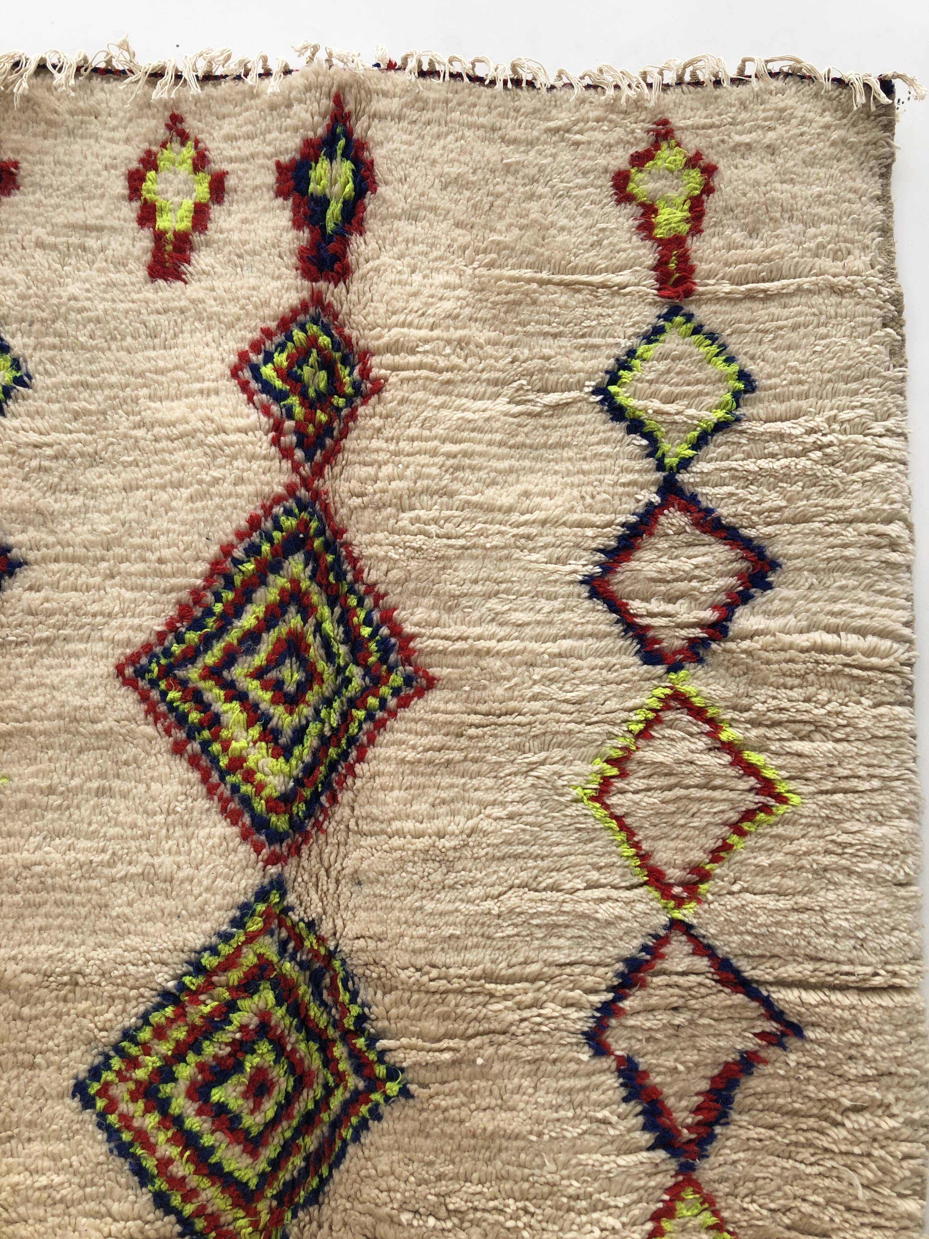 Tapis berbère marocain azilal à losanges fluos 226x150cm