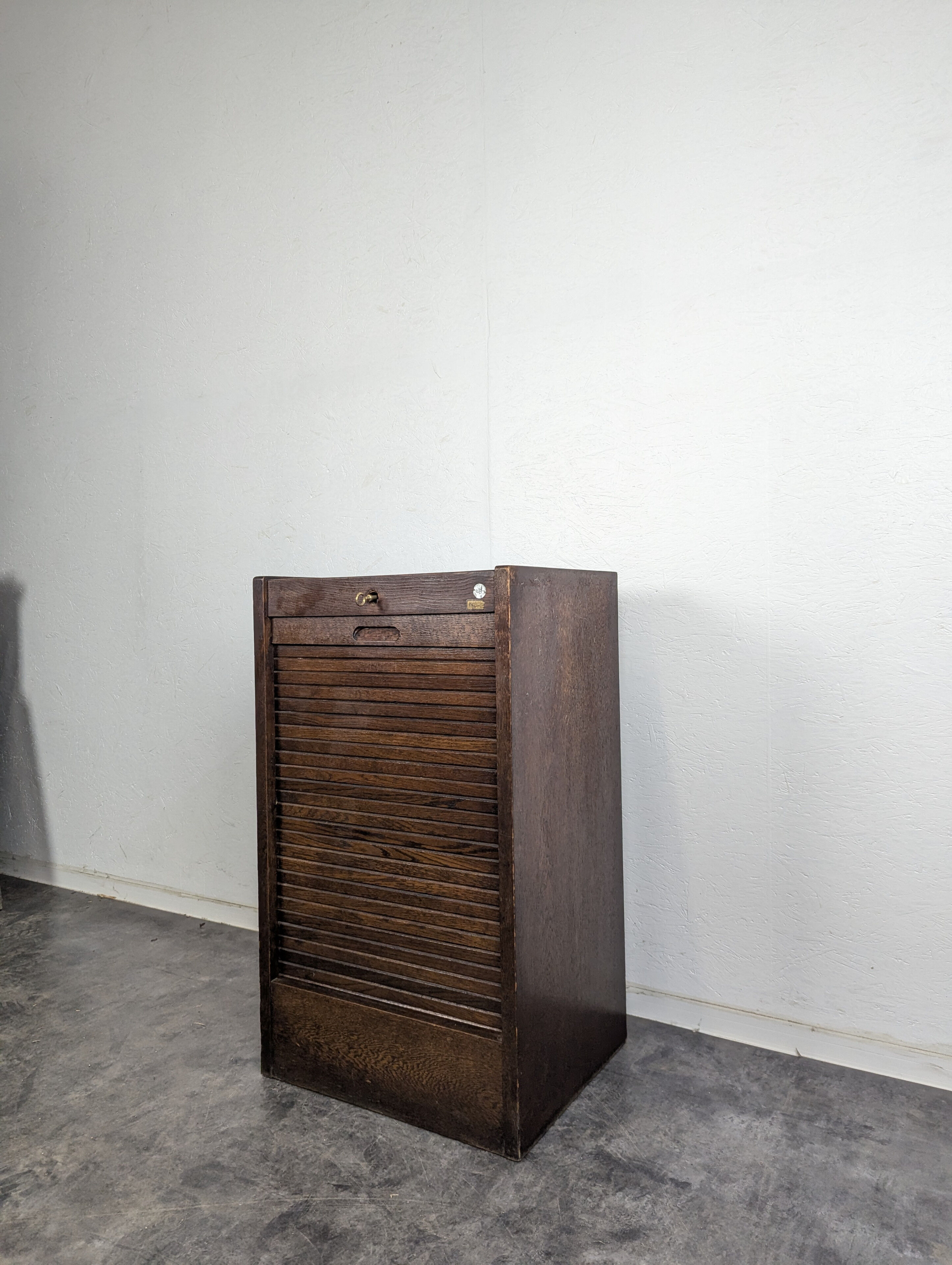 Filing cabinet or roller shutter cabinet