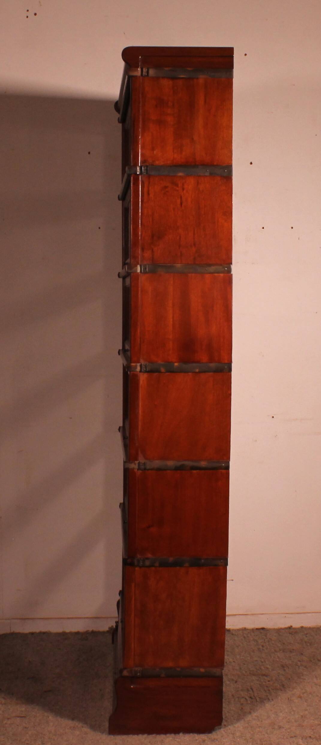 Globe Wernicke Library in mahogany with 6 elements and drawer.