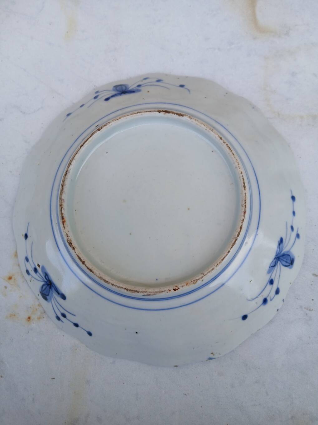 Set of 3 Imari plates - Japanese porcelain - fish decoration