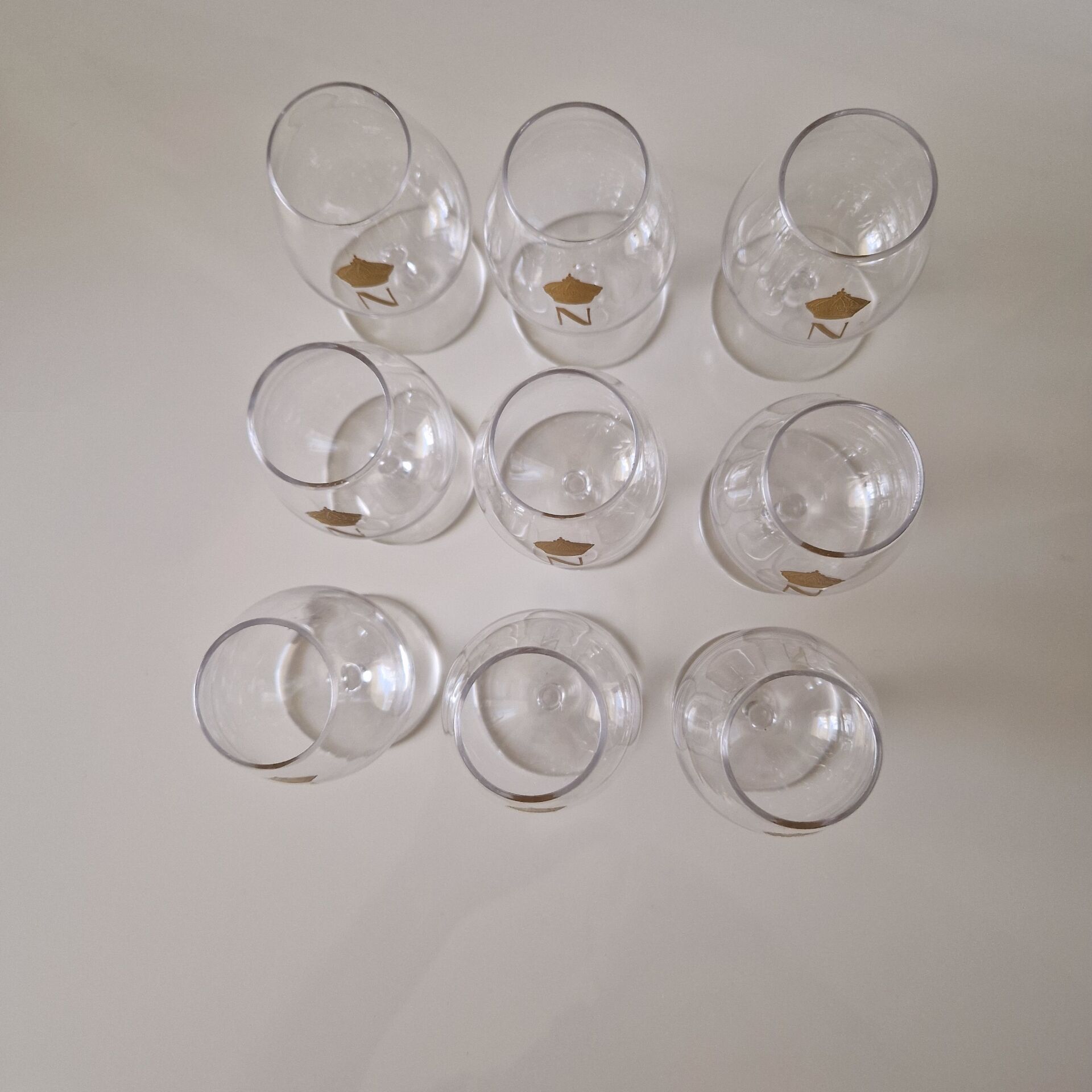 Suite de 10 verres à liqueur en cristal décor Napoléon Ier doré – cour
