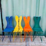 4 chaises colorées en fer