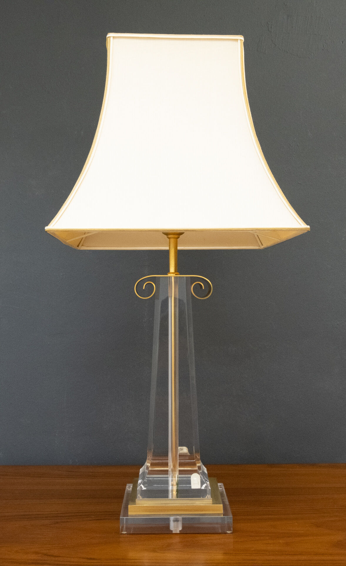 Les arcades lucite gold-plated brass table lamp