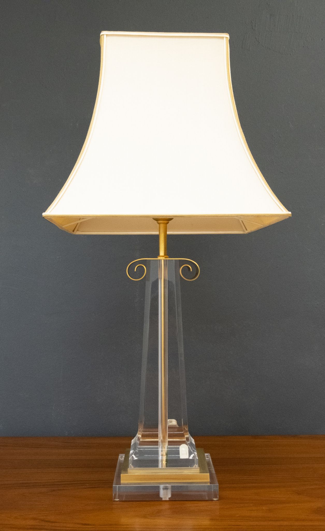 Lampe de table en laiton plaqué or Les Arcades Lucite