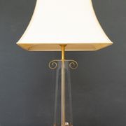 Lampe de table en laiton plaqué or Les Arcades Lucite