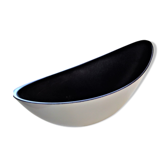 Empty white pocket oval shape