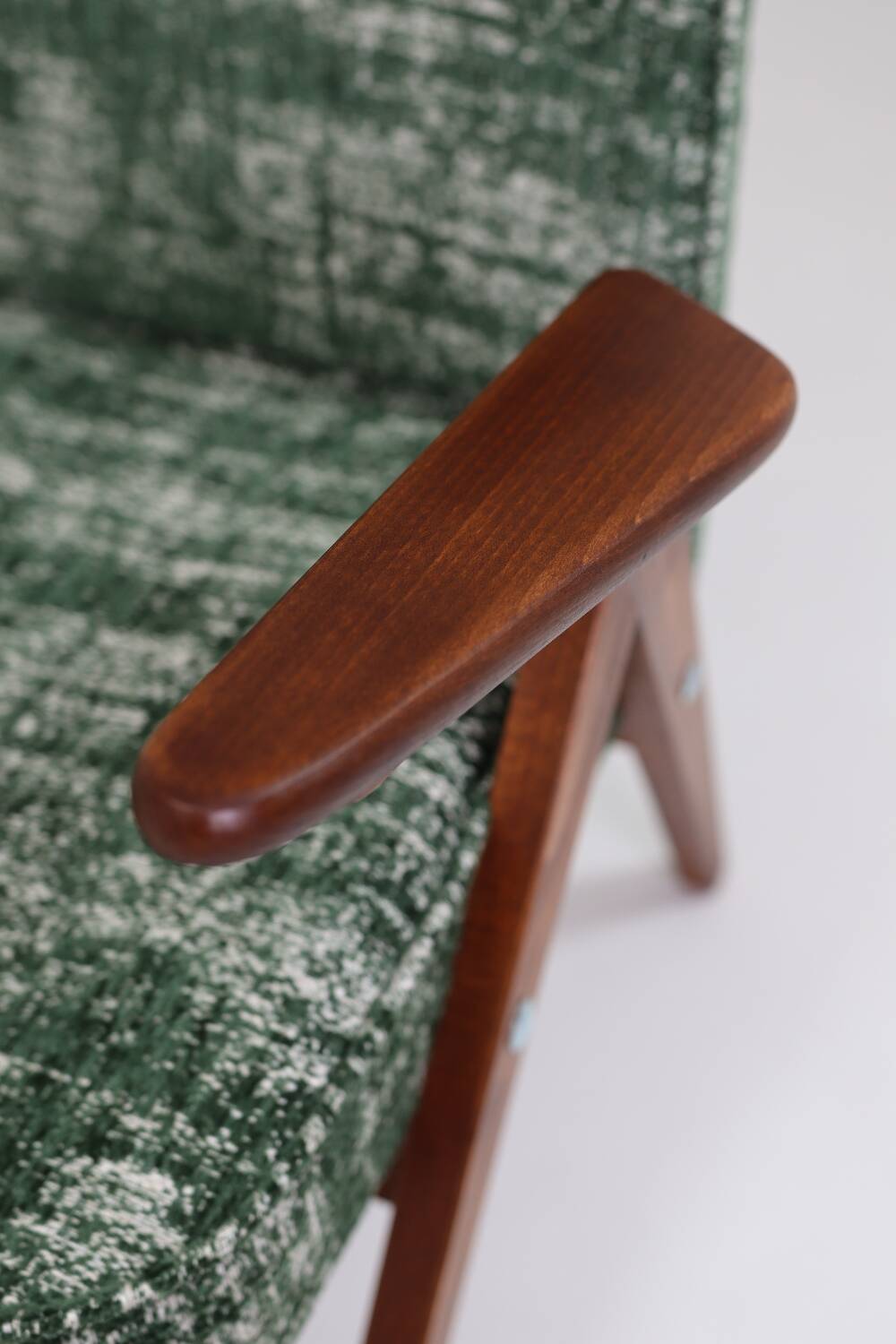 Fauteuil scandinave Space Age en bois et tissu vert