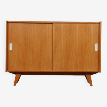 Commode en chêne, modèle U-452, par Jiroutek pour Interier Praha, 1960