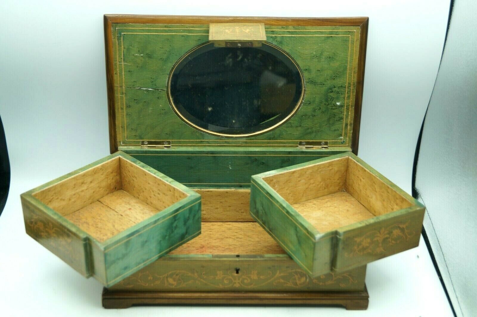 Marquetry jewellery box with foliage decoration