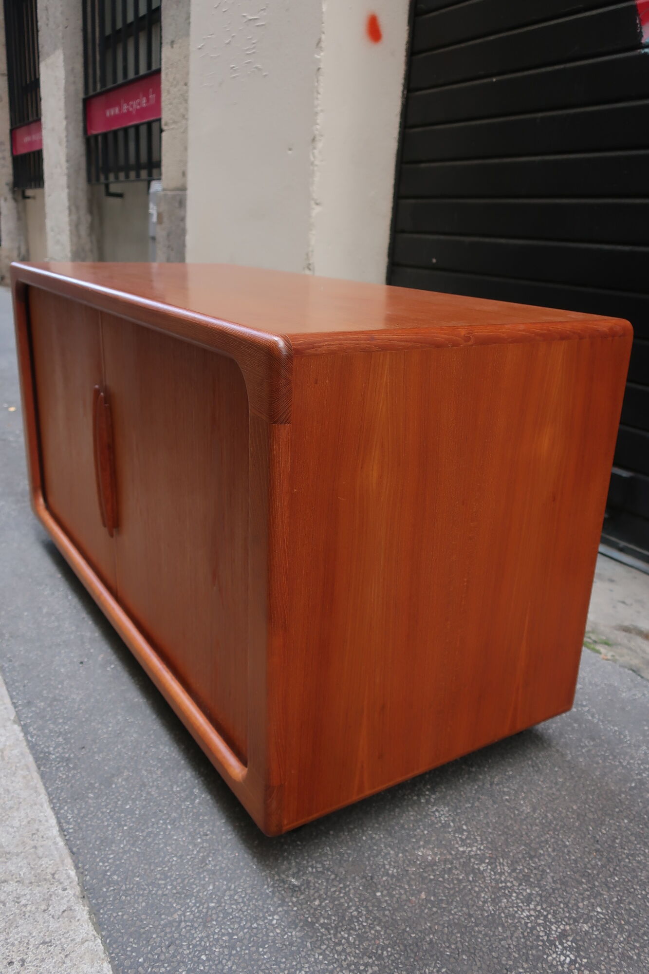 70 years of DYRLUND teak doors accordeons