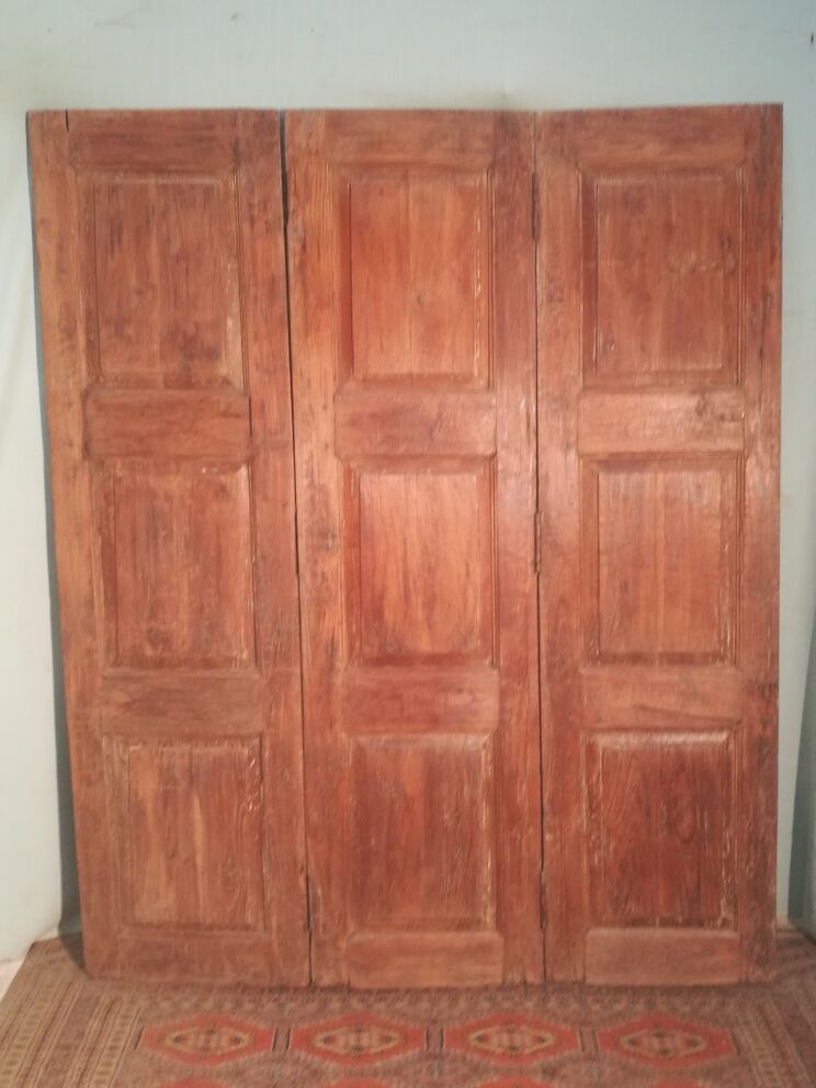 Screen in teak