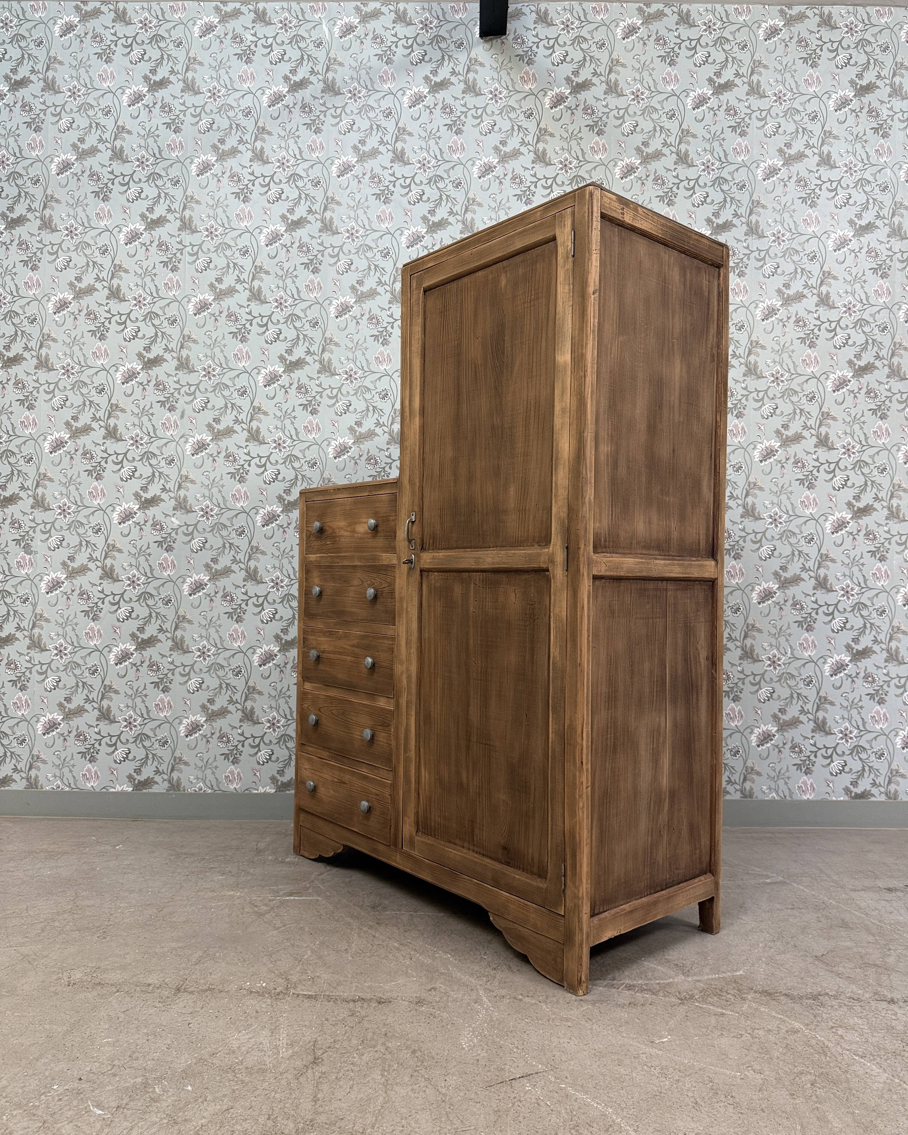 Armoire asymétrique art déco (rénovée)
