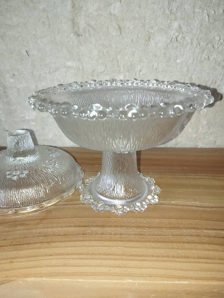 Bonbonnière sur pied en verre moulé – Décor texturé vintage