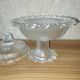 Bonbonnière sur pied en verre moulé – Décor texturé vintage