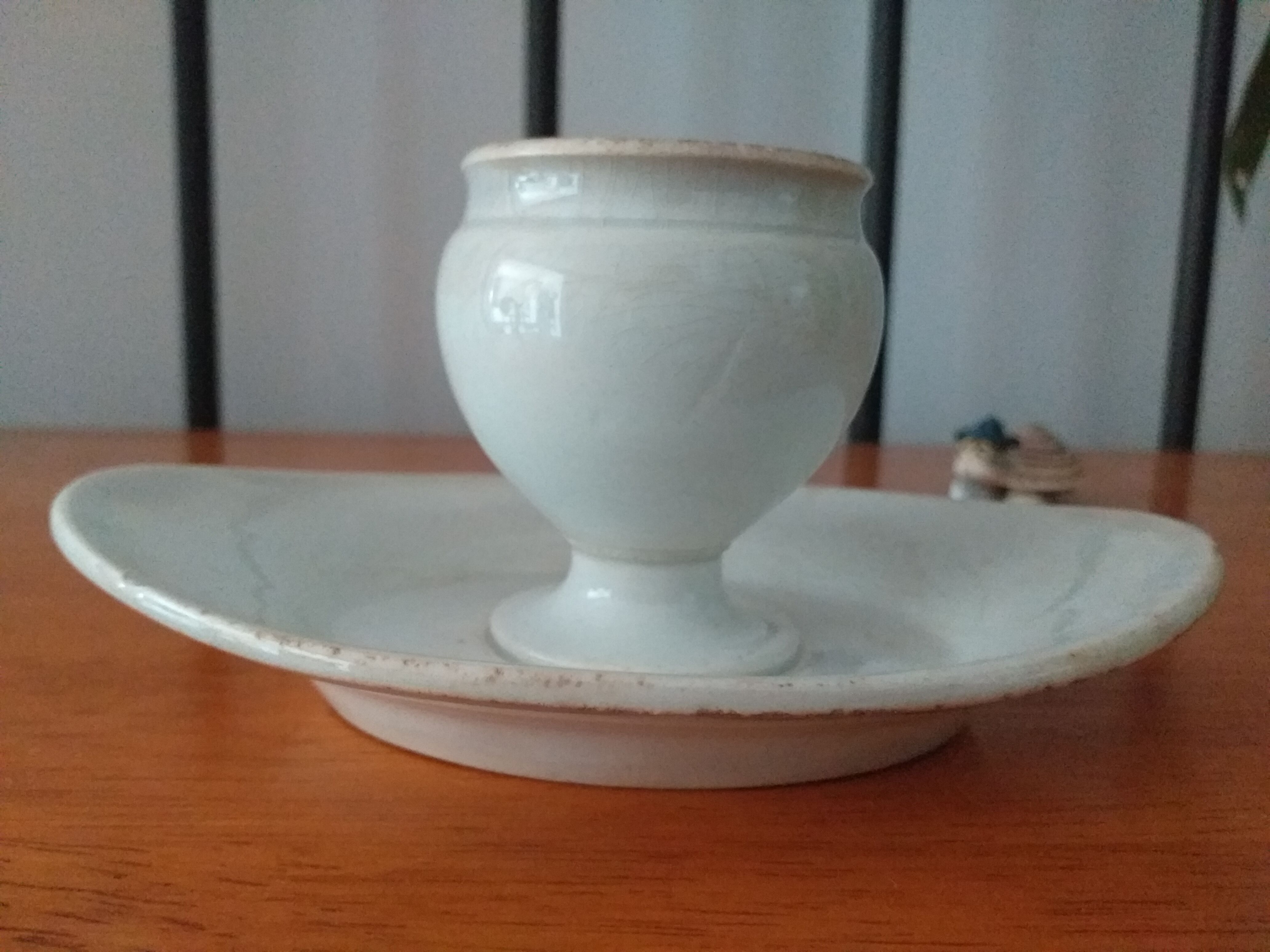 White porcelain coquetier creil et montereau