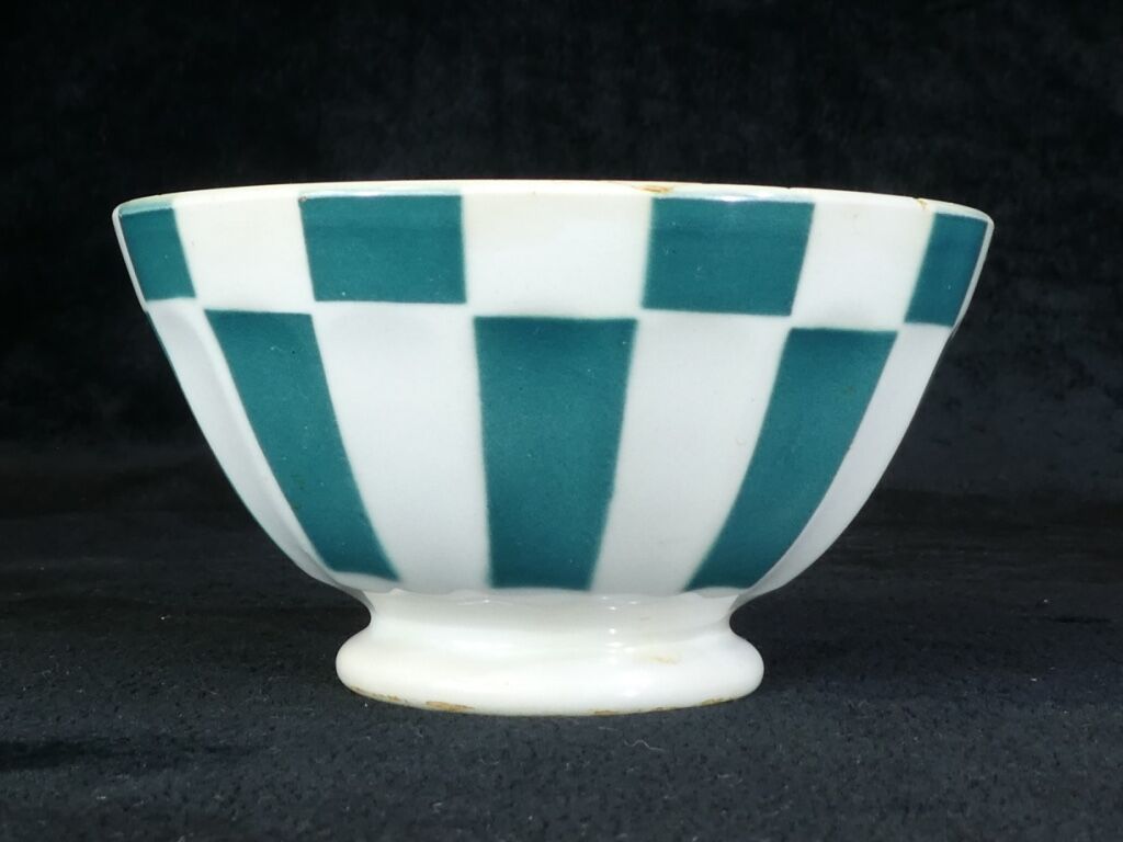 Former little bol Digoin has facets with green stripes