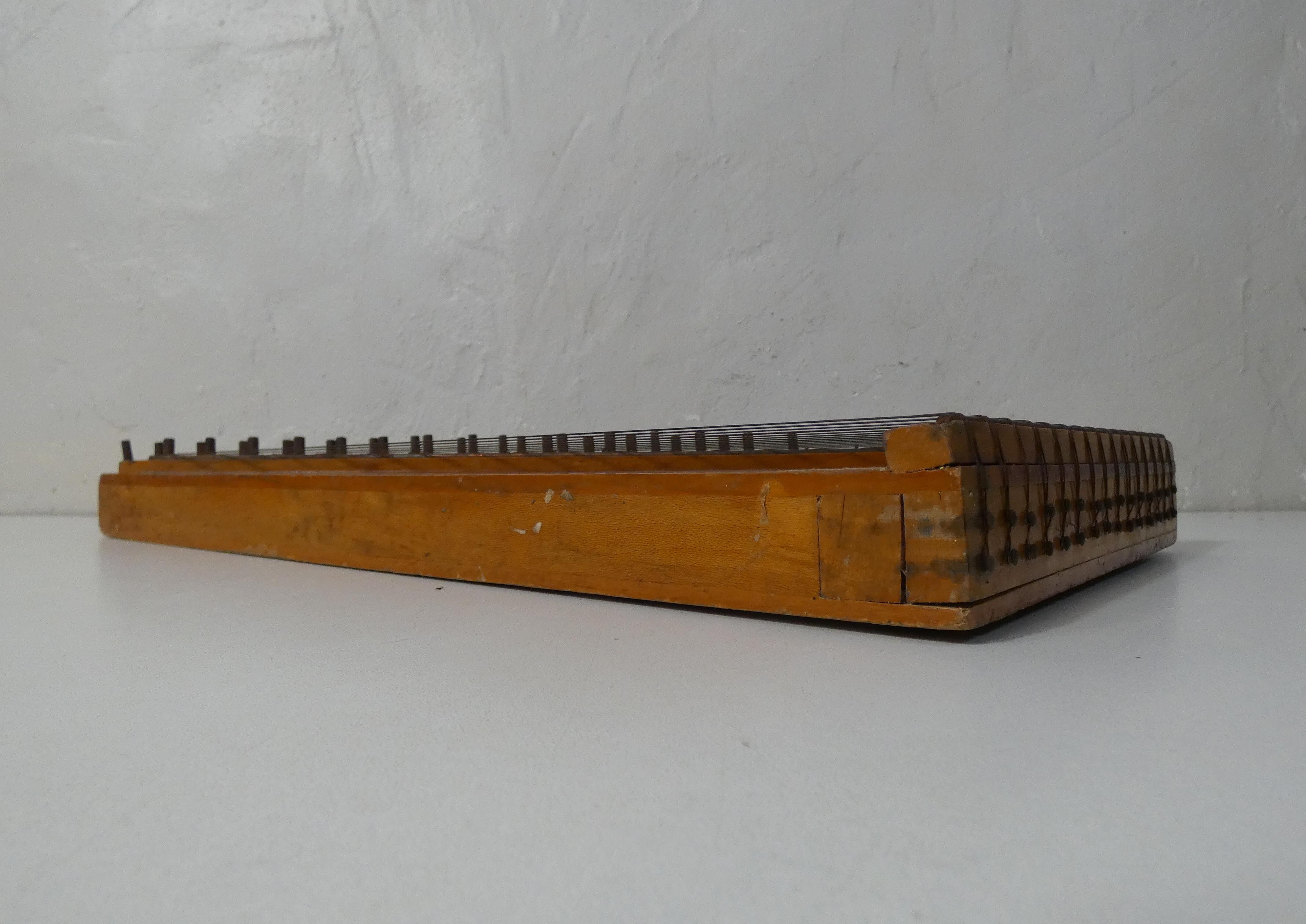 Old zither with 17 scores