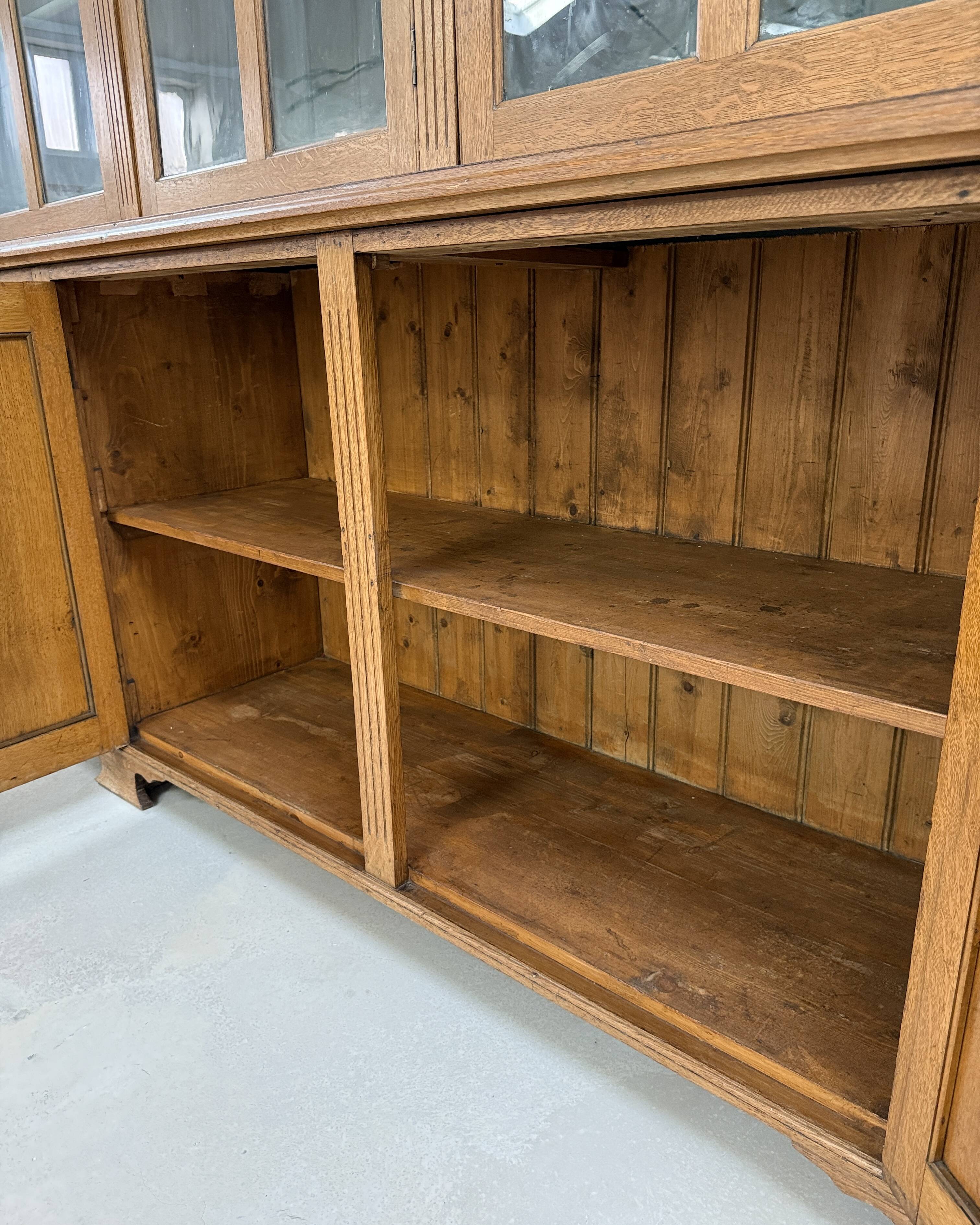 Large two-part display case (renovated)