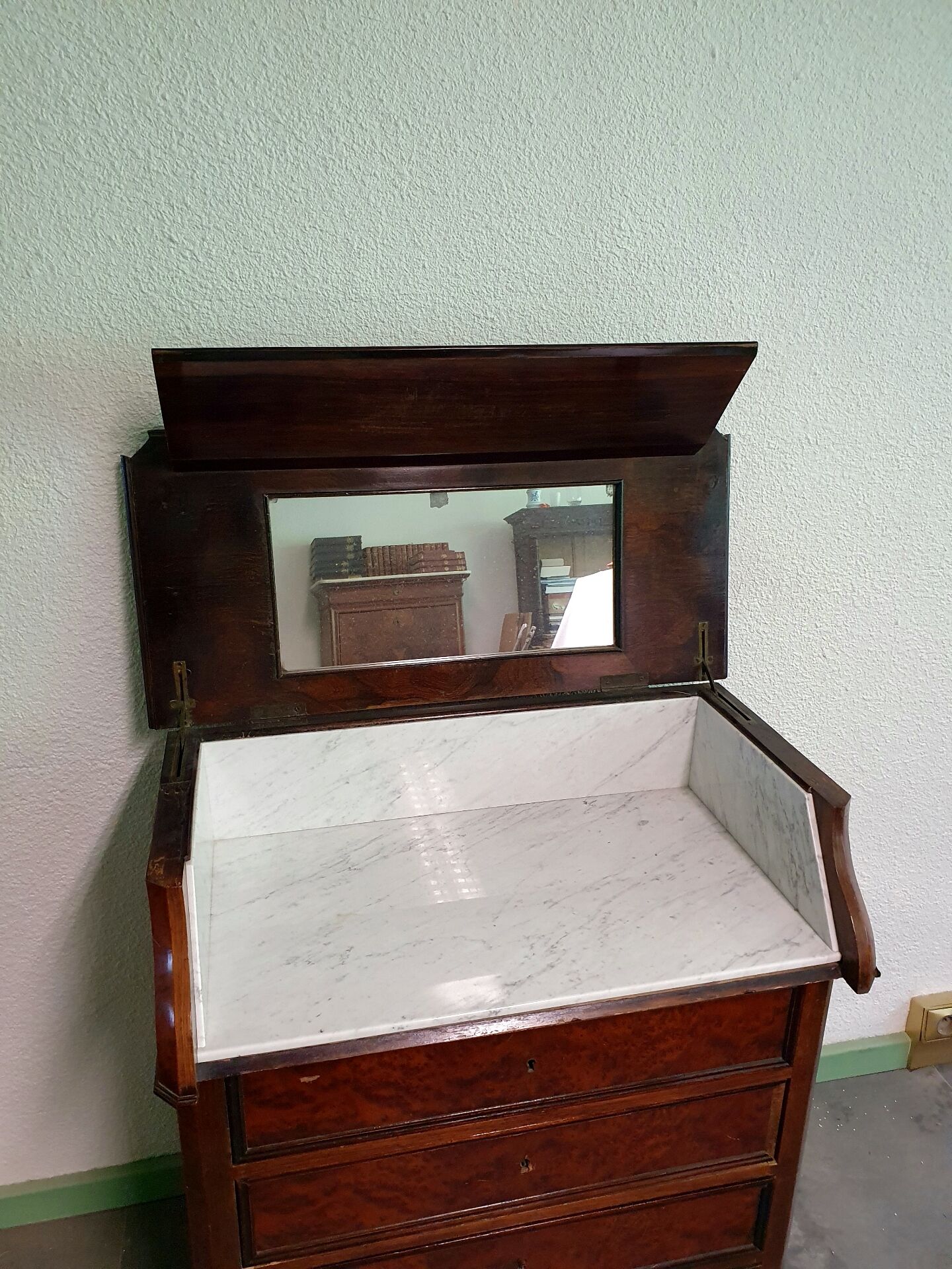 Ancienne commode lavabo en ronce de noyer et marbre blanc – XIXe siècl