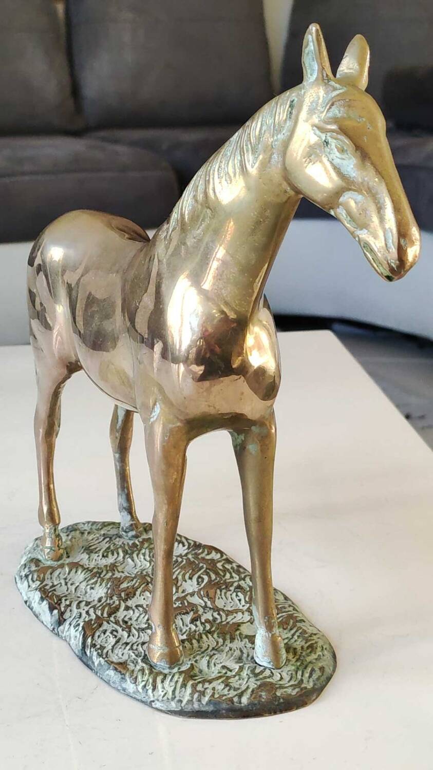 Large vintage sculpture Horse at rest, in solid brass. 22 x 30 cm