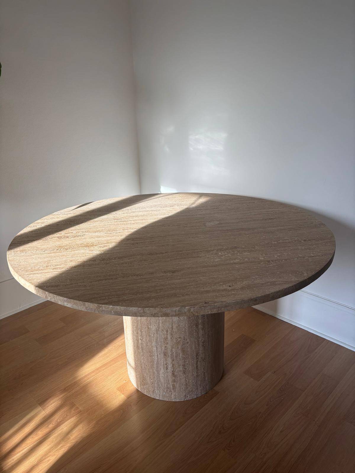 Table ronde en travertin