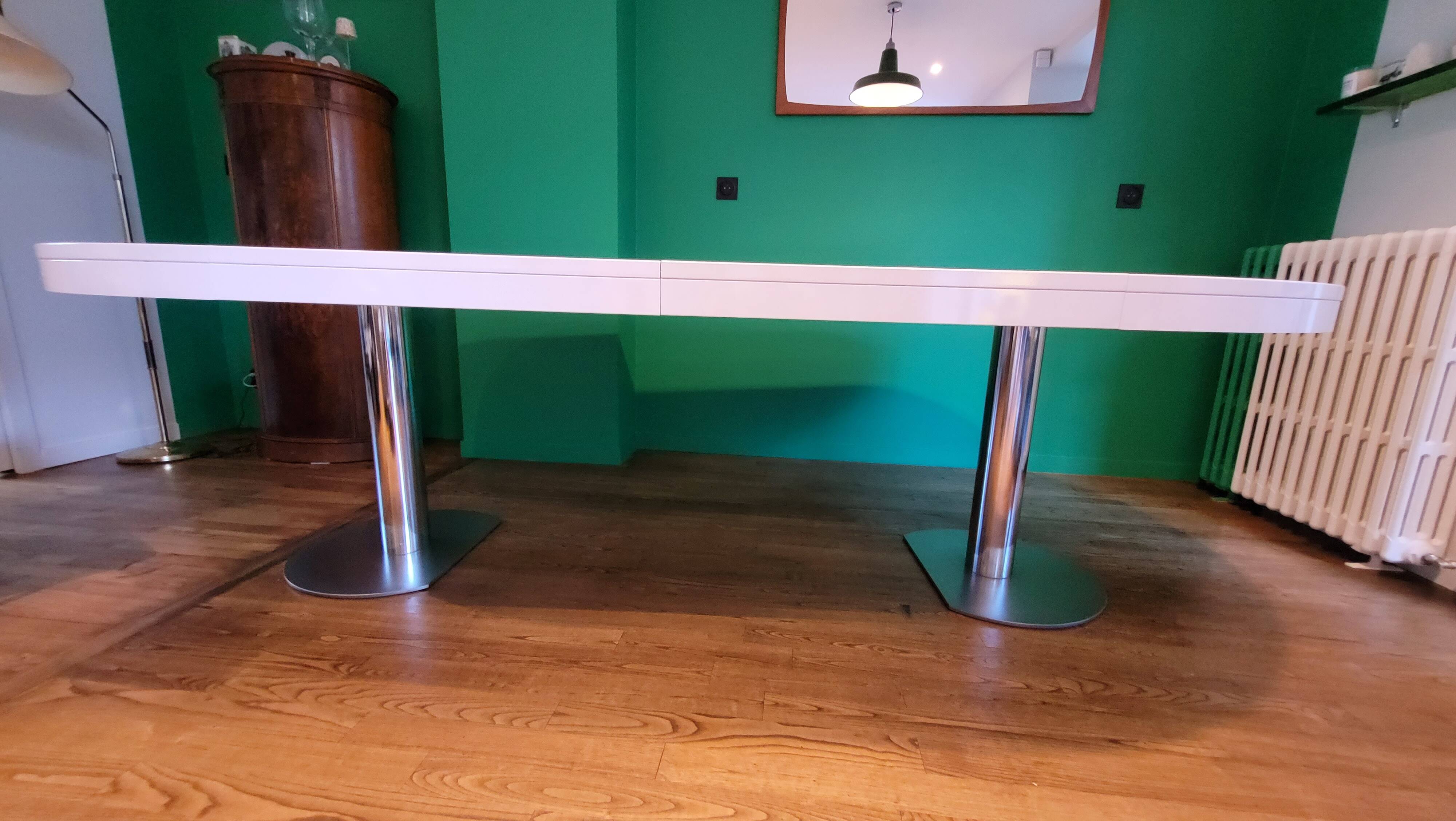 Ligne Roset table in glossy white lacquer, chrome legs, 2 extensions.