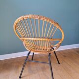 Fauteuil en rotin et piètement en métal noir