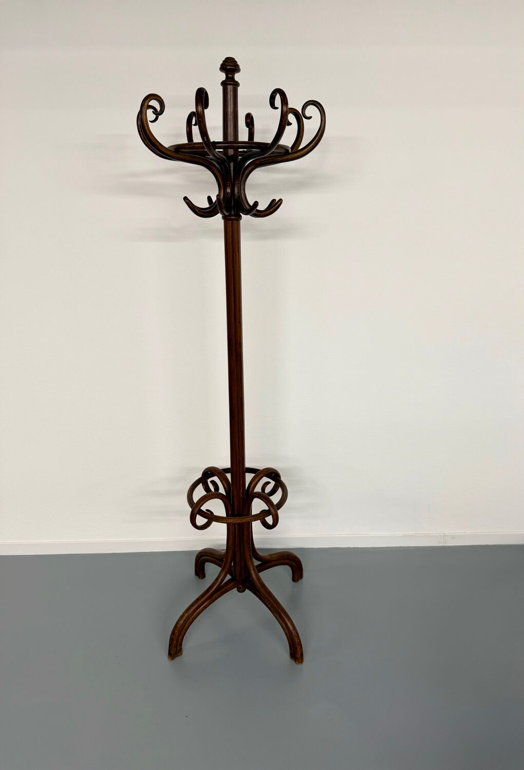 Curved wooden parrot coat rack 1940s thonet mod.10-401