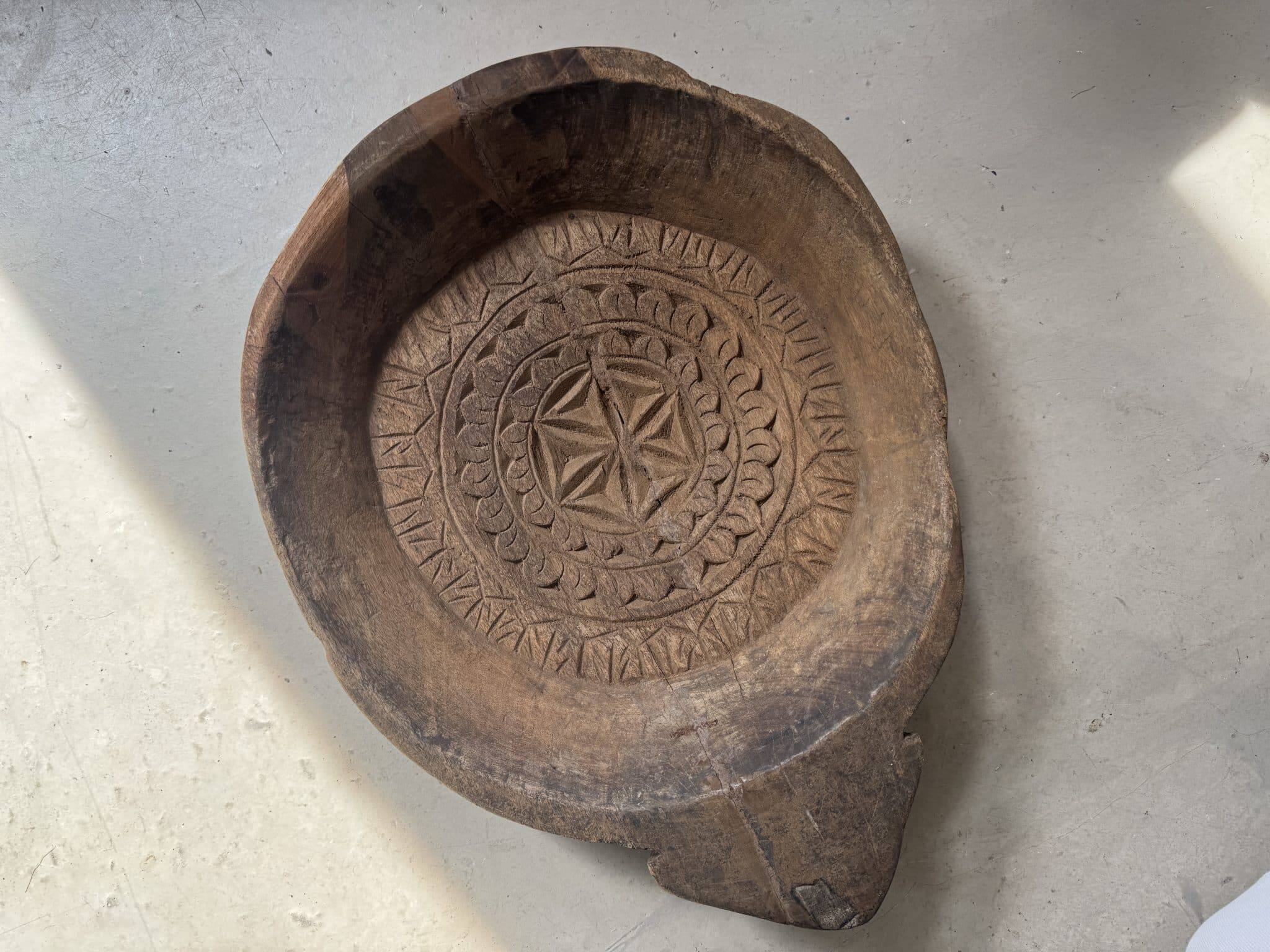Ancient Indian plateau carved from solid wood "Rosette"