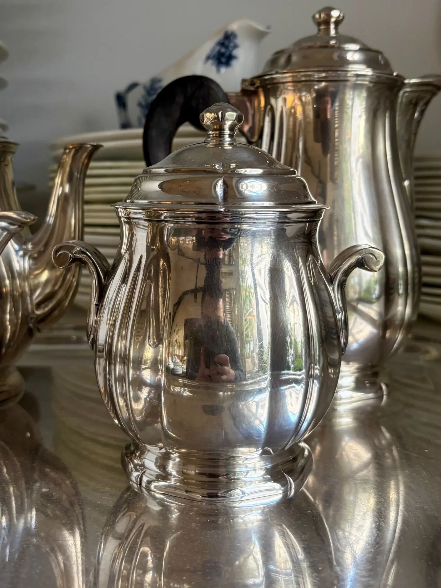 Ercuis 5-piece tea and coffee service in silver-plated metal.