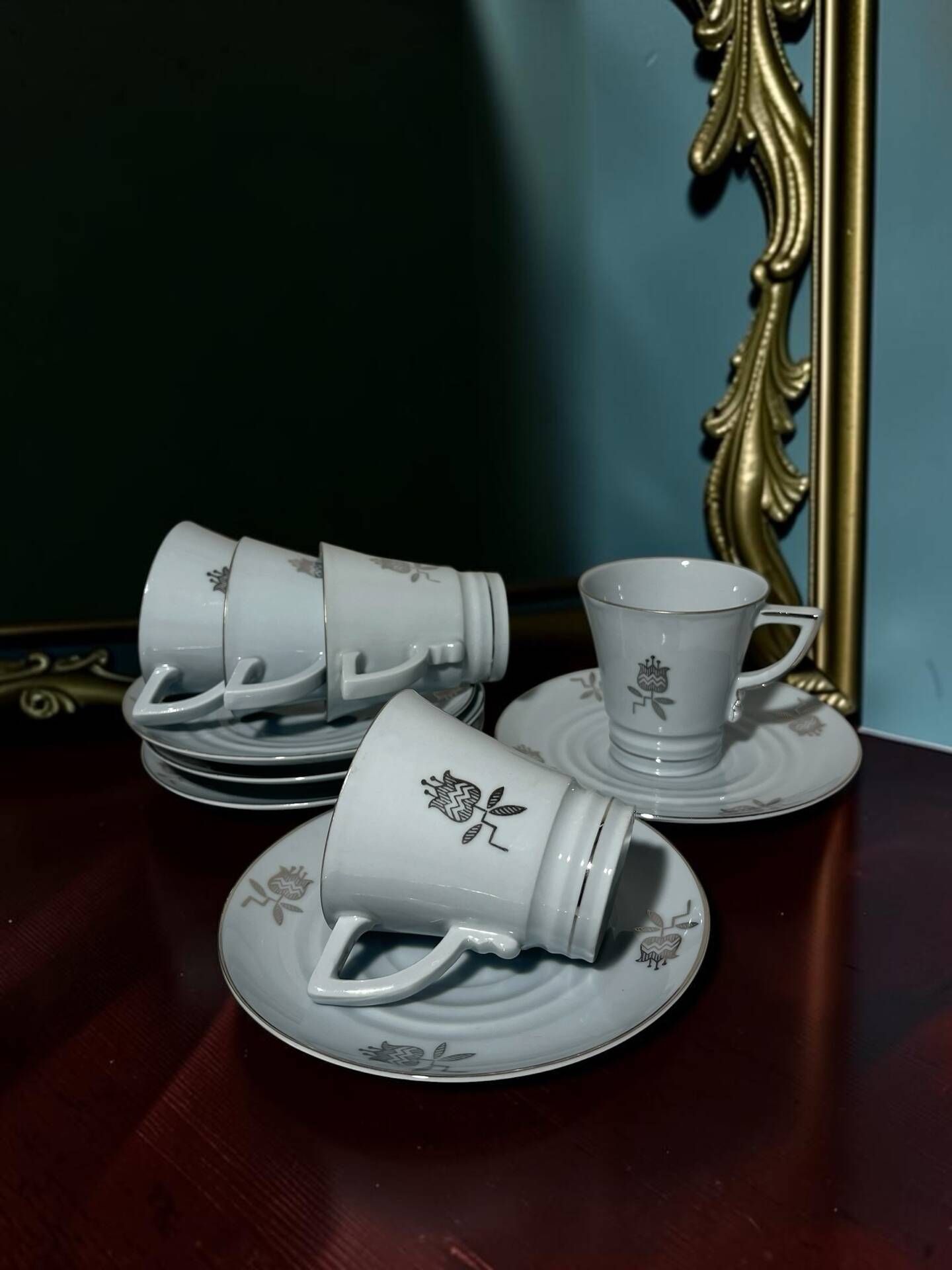 Vintage coffee service in fine porcelain from Czechoslovakia – 5 cups