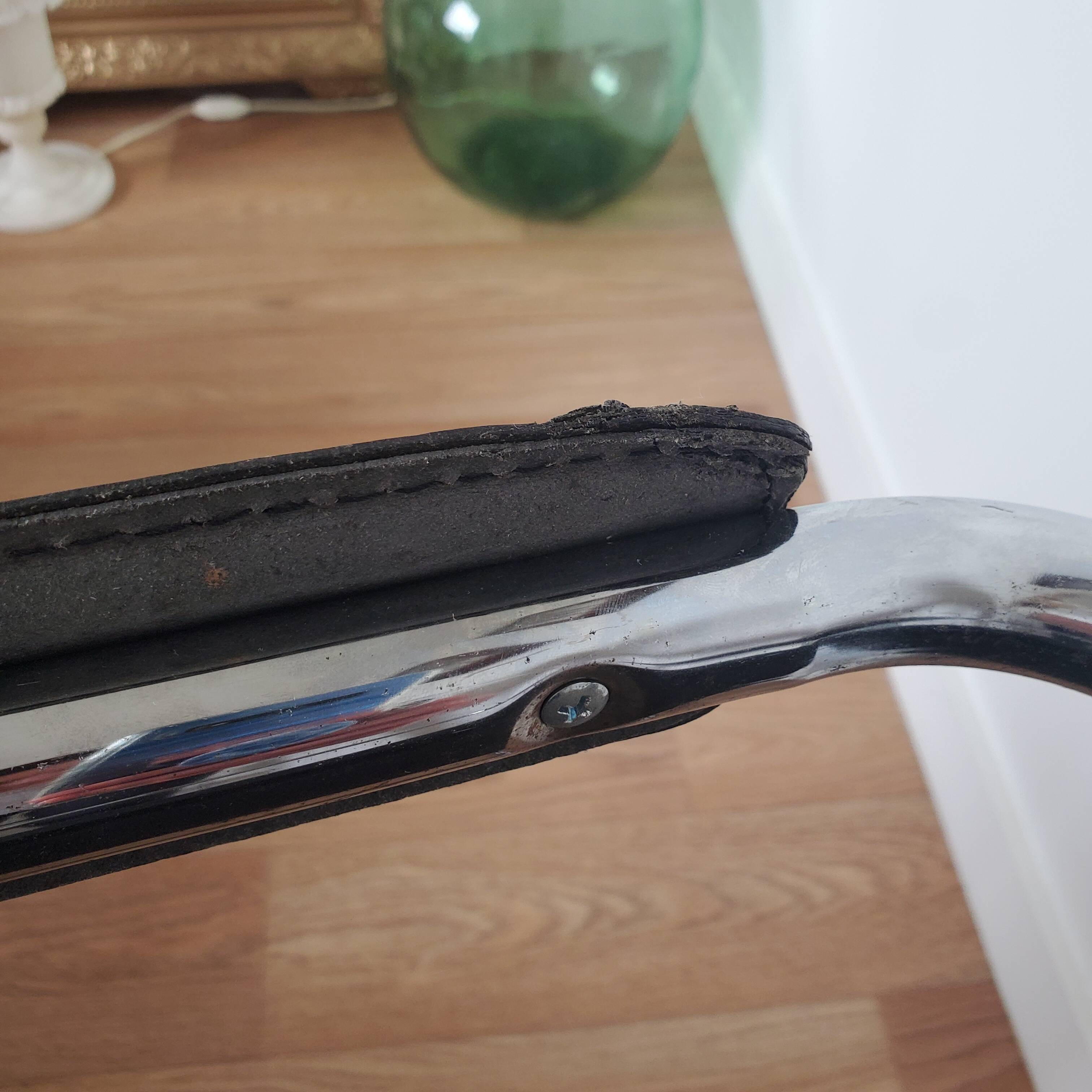 Pair of armchairs in chrome and black leather