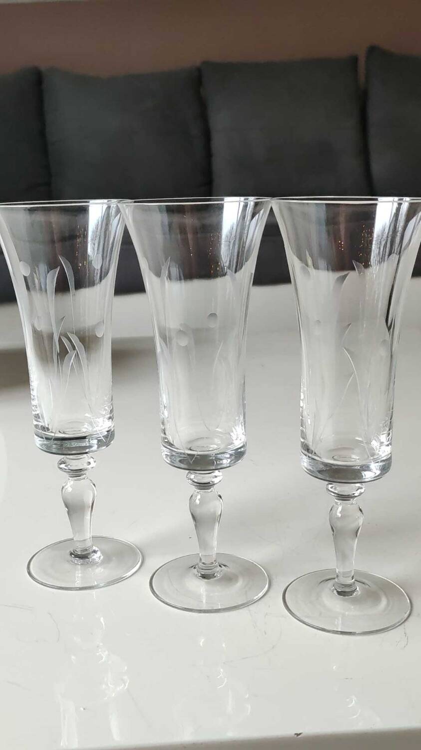 Set of 8 champagne flutes, flared neck. In crystal. Frosted plant motifs.