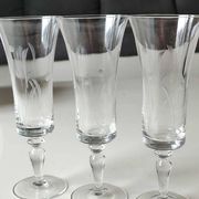 Set of 8 champagne flutes, flared neck. In crystal. Frosted plant motifs.