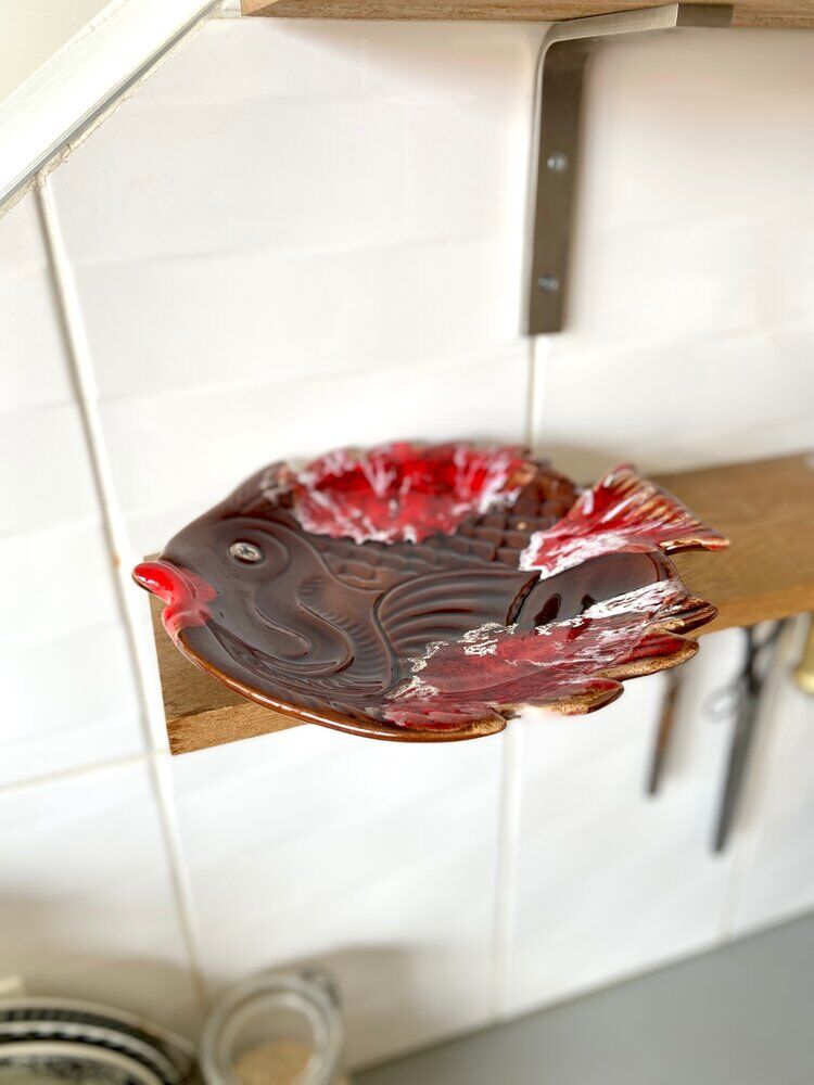 Enamelled ceramic fish cup
