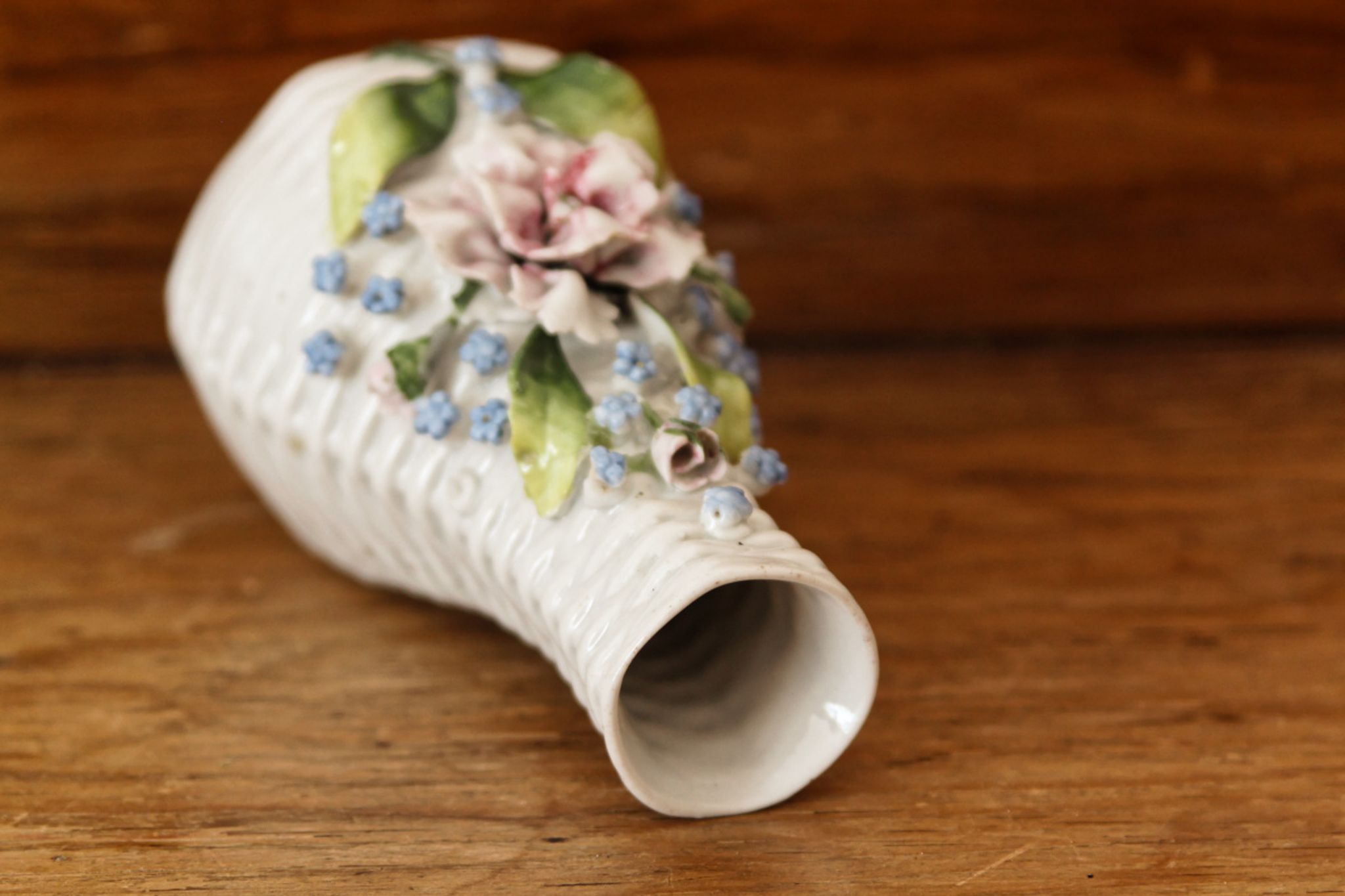 Vase soliflore en barbotine