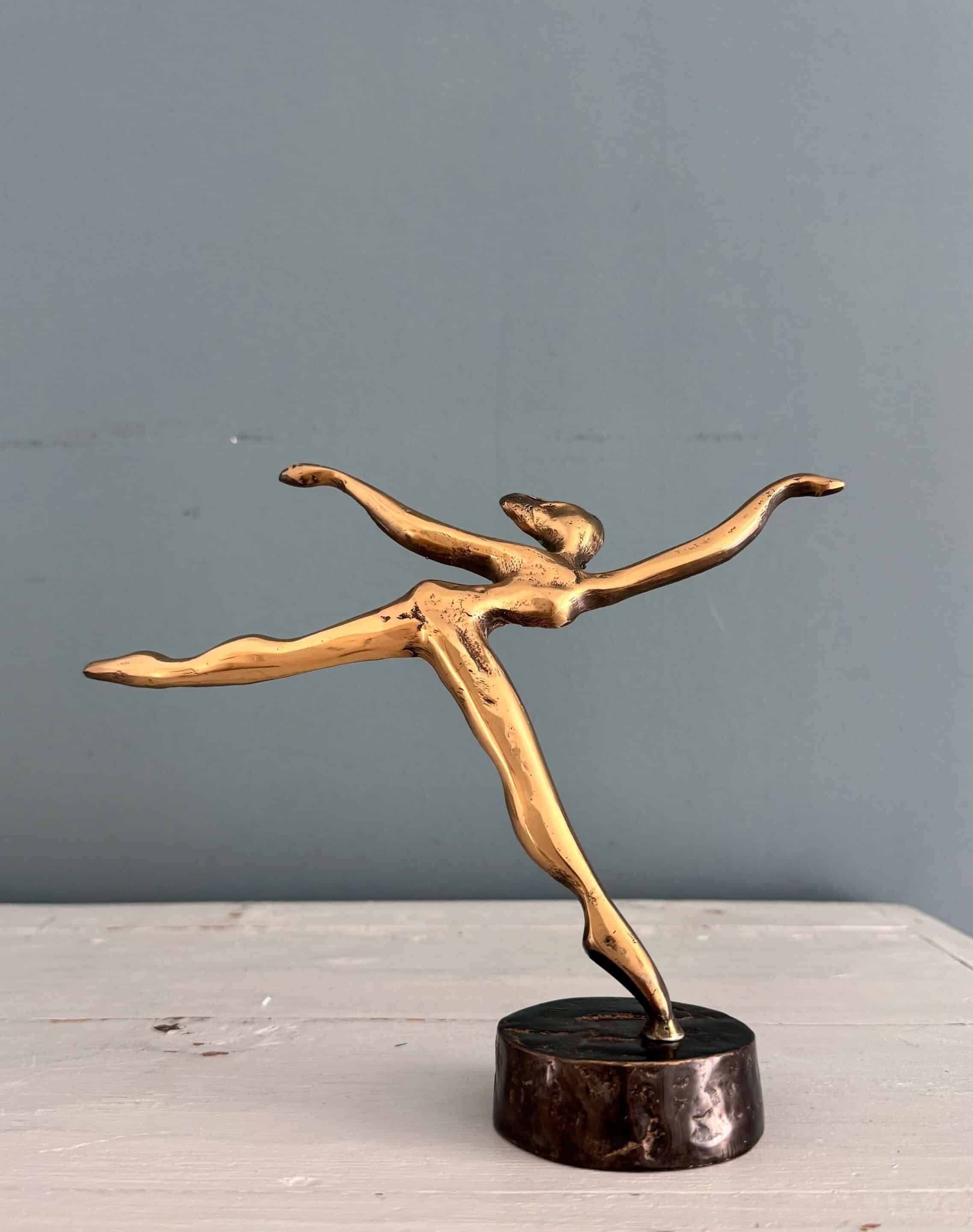 Dancer, sculpture by Yves Lohé