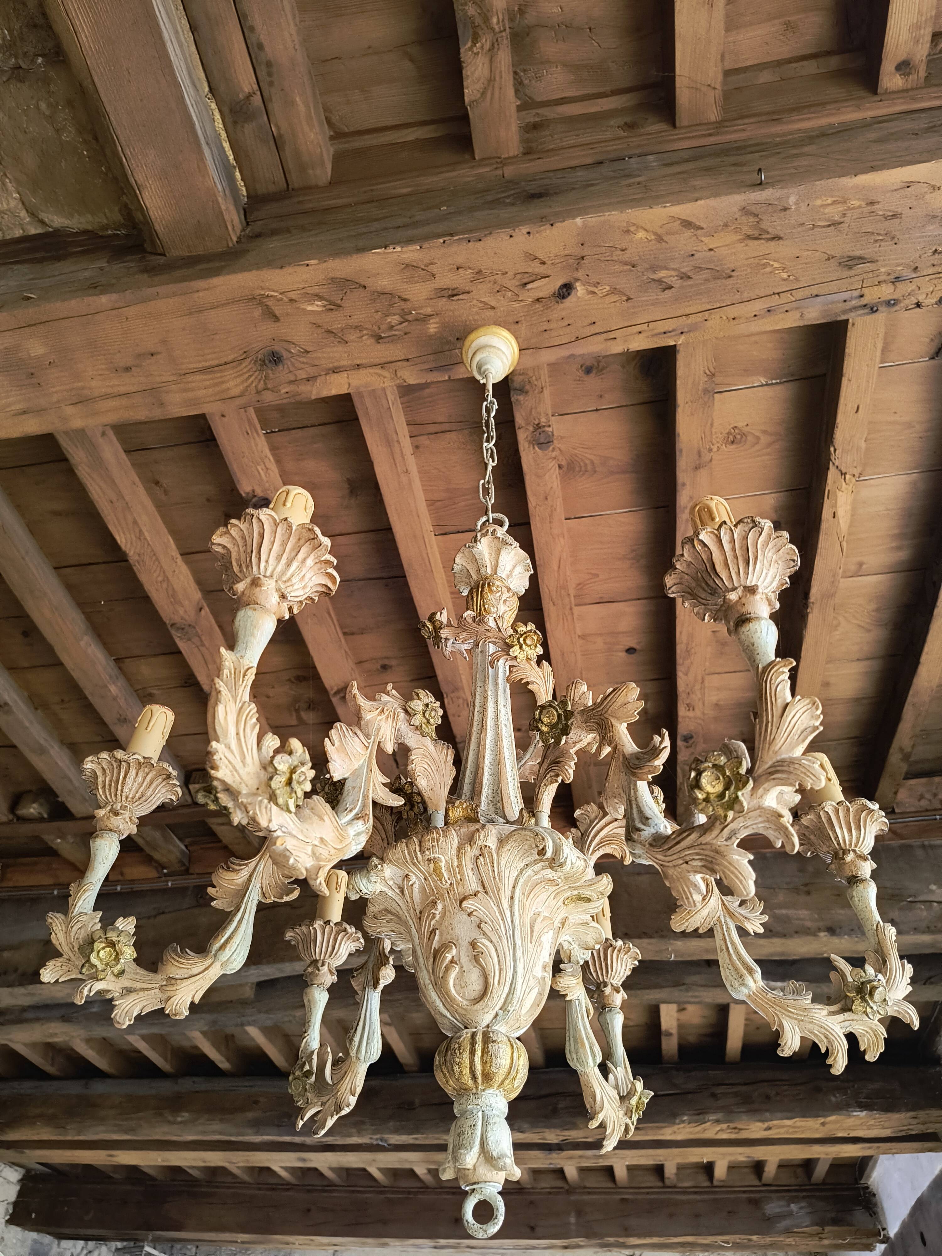 Florentine chandelier in carved wood with polychrome patina.