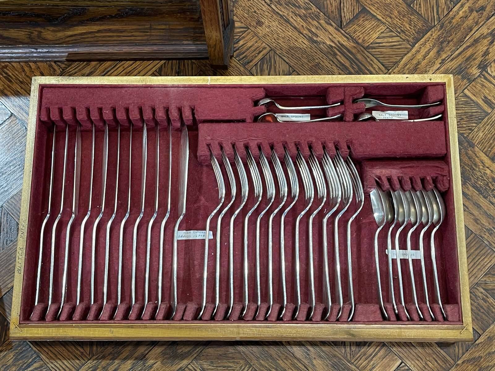 English silver-plated cutlery set in its oak box - early 20th century