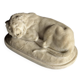 Sculpture en marbre d'un lion couché