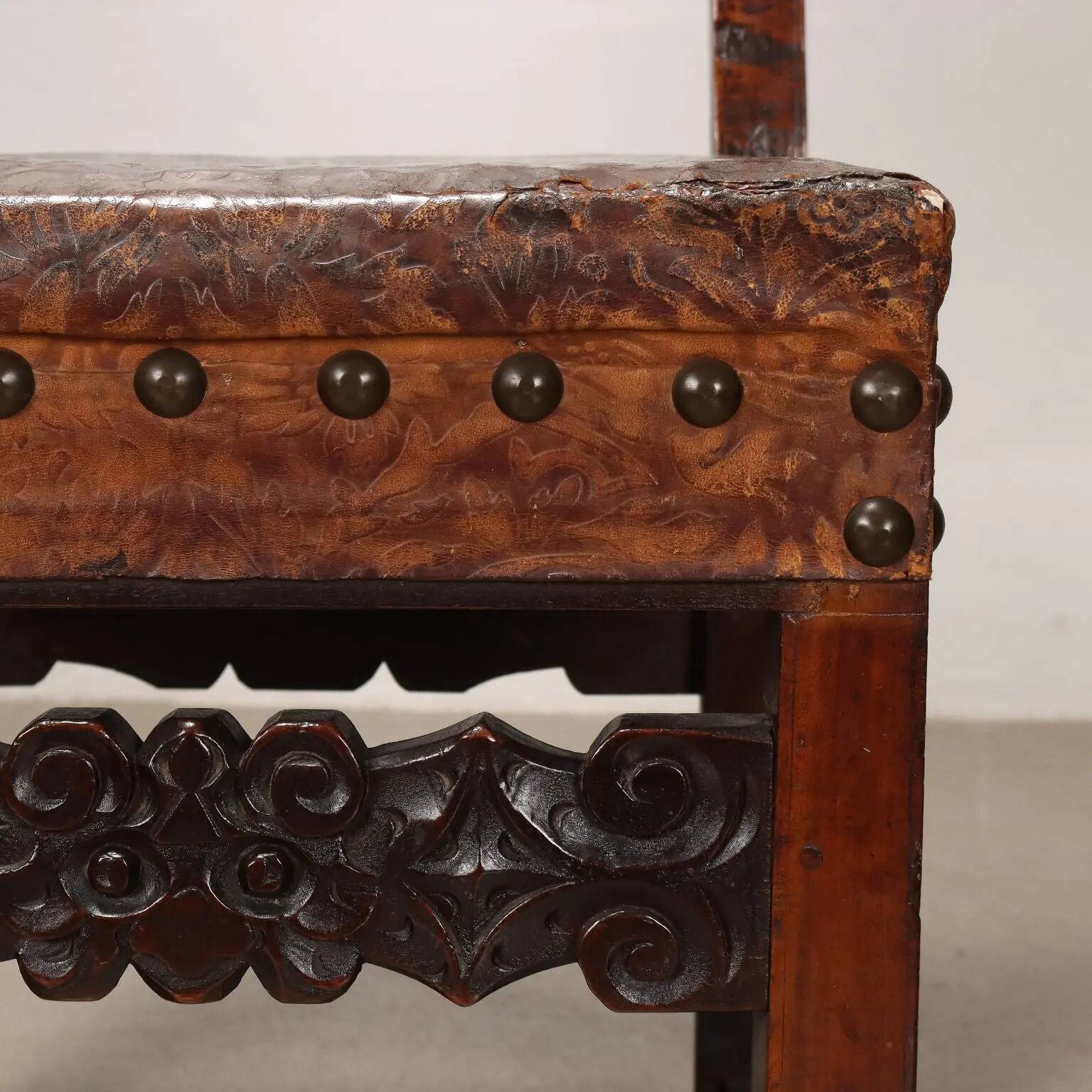 Antique Baroque chair in carved walnut, Italy, 18th century.
