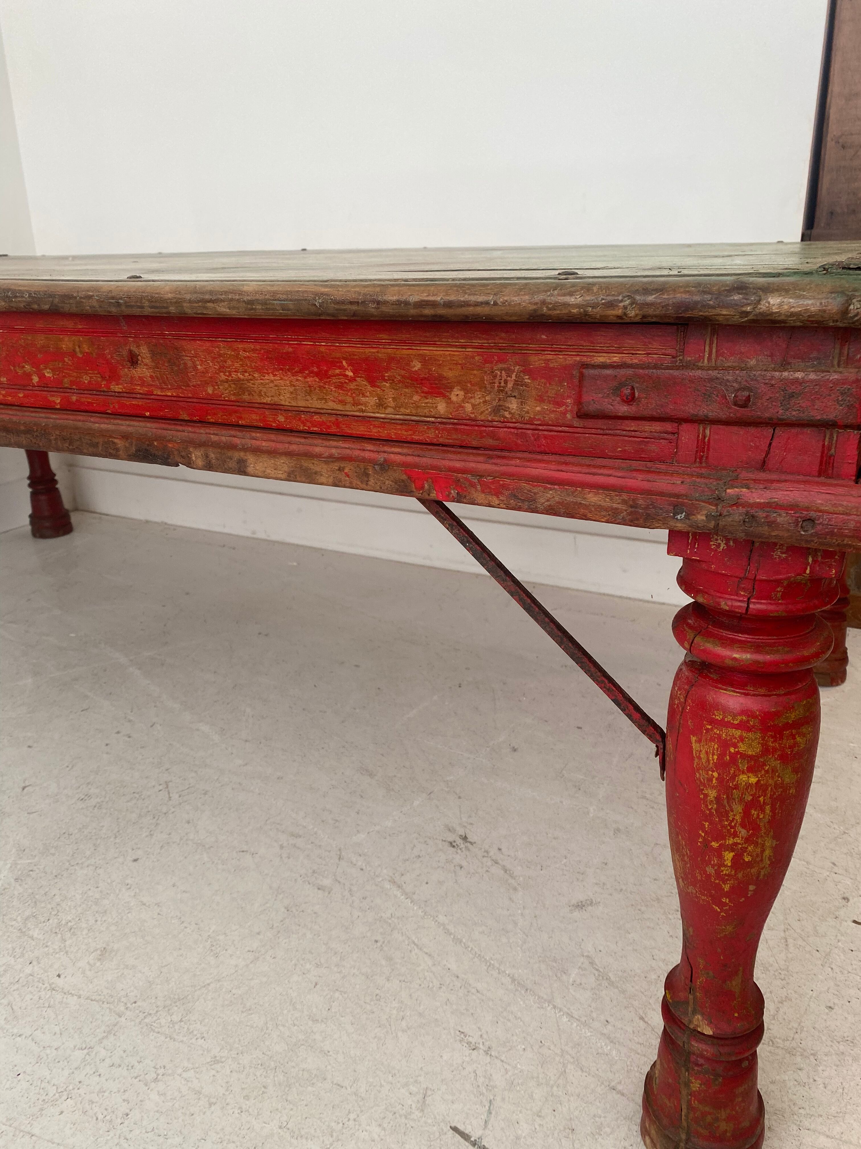 Table basse indienne en teck laqué verte et rouge