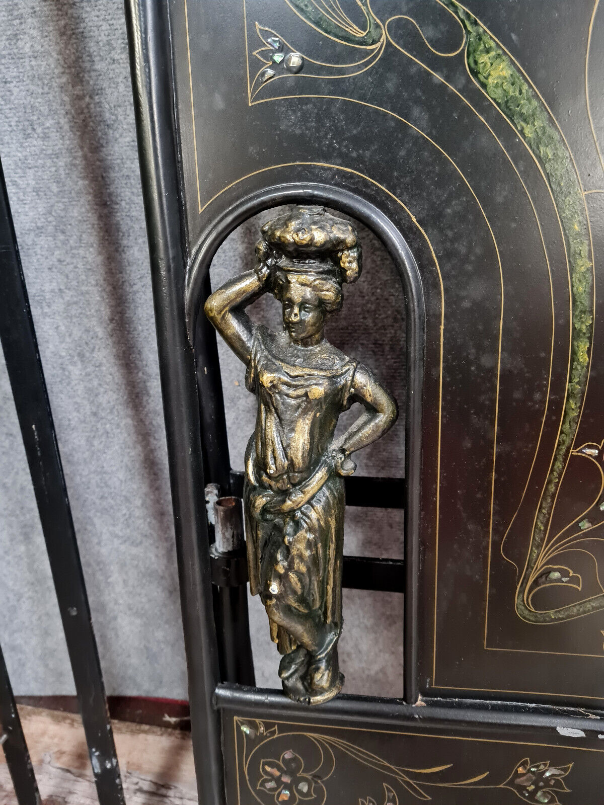 Paire de lits époque Napoléon III en fonte et bronze à décors peints à la main, vers 1850