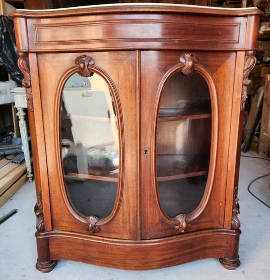 Curved display cabinet from the Napoleon III era in mahogany, circa 1850.