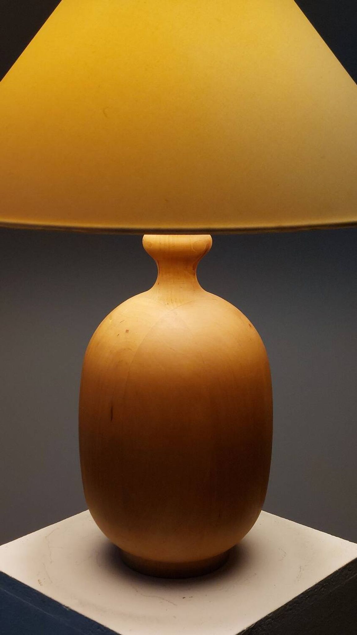 Rare lampe de table vintage en bois par Dyrlund Danemark.