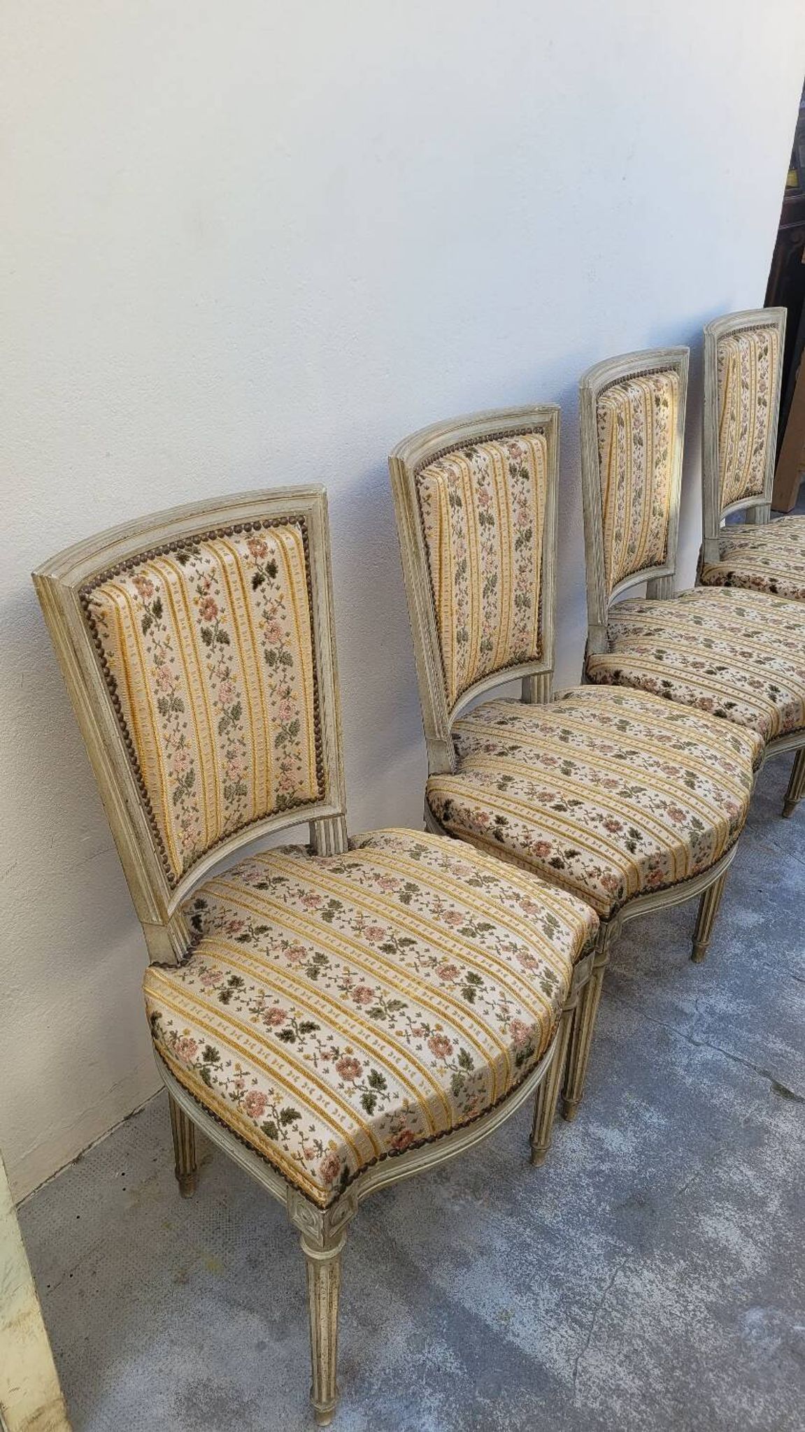 Série de 4 chaises de style Louis XVI ancienne