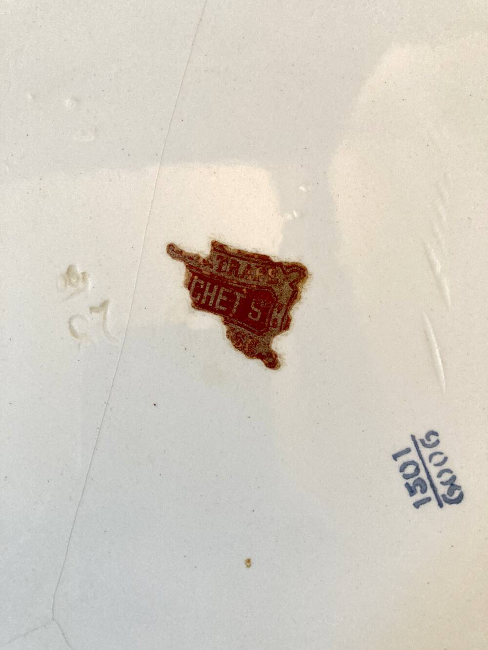 Art Nouveau plate in earthenware with a brass frame